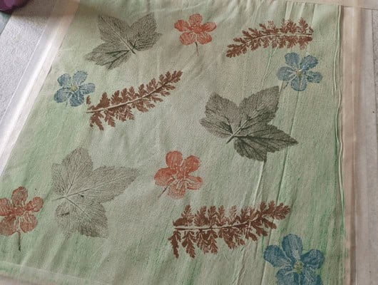 A picture of fabric with leaf prints on it