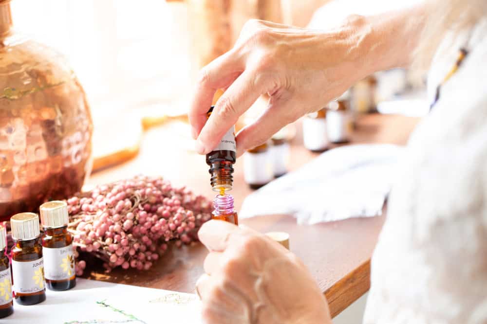 Image of someone working with essential oils - aromatherapy workshop